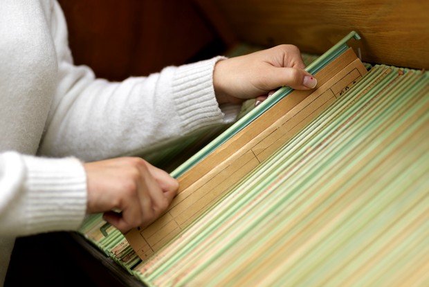 jeune-adulte-organisant-des-documents