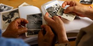 les-gens-regardent-l-album-photo